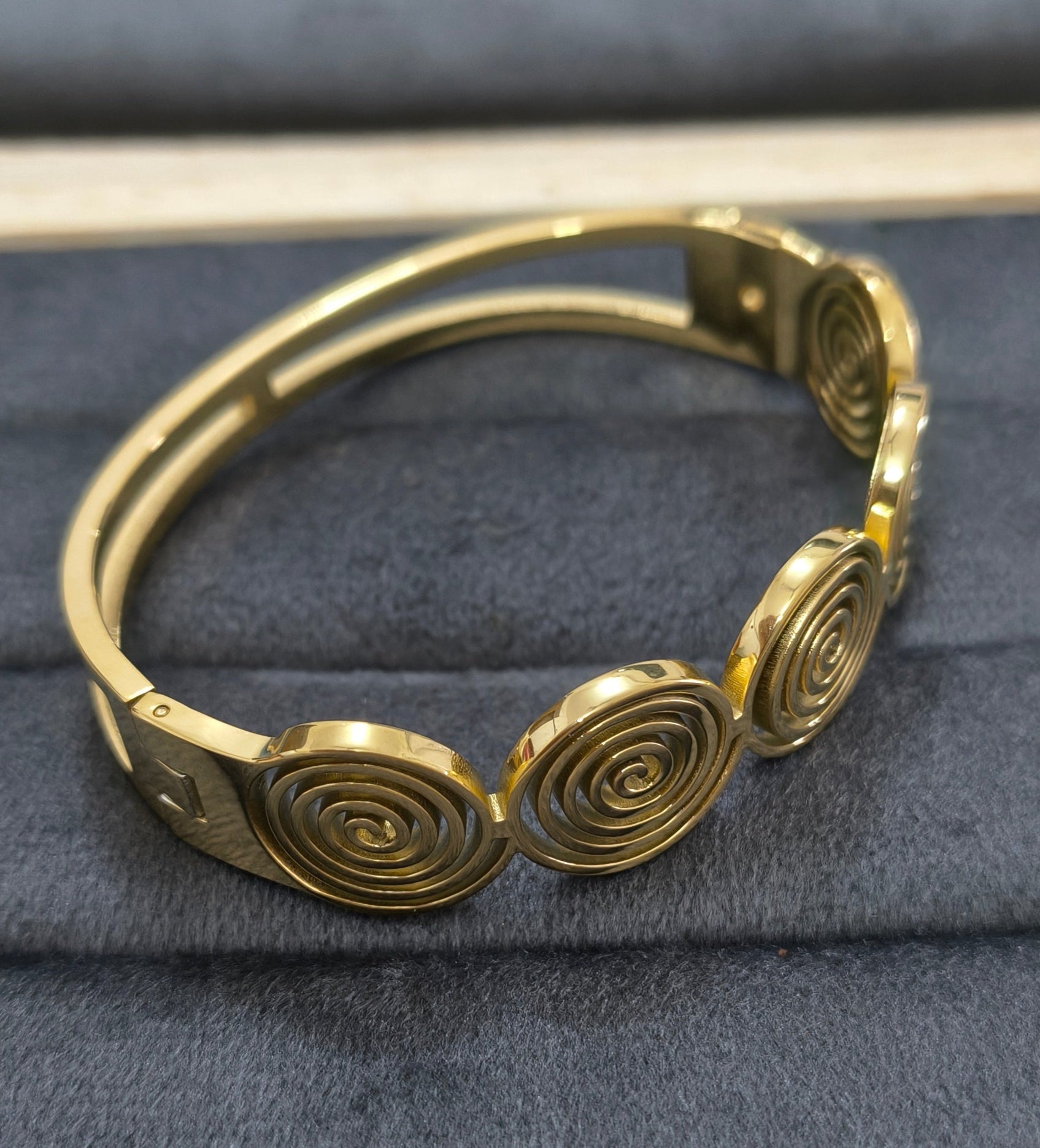 Antitarnish Swirly Coils Bracelet 18K Gold Plated
