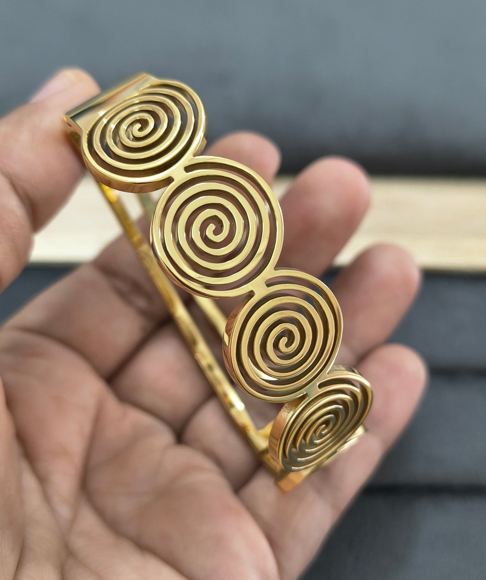 Antitarnish Swirly Coils Bracelet 18K Gold Plated
