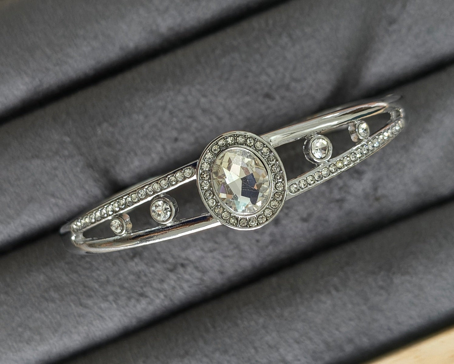 Antitarnish Trendy Stone Studded Bracelet Silver Plated