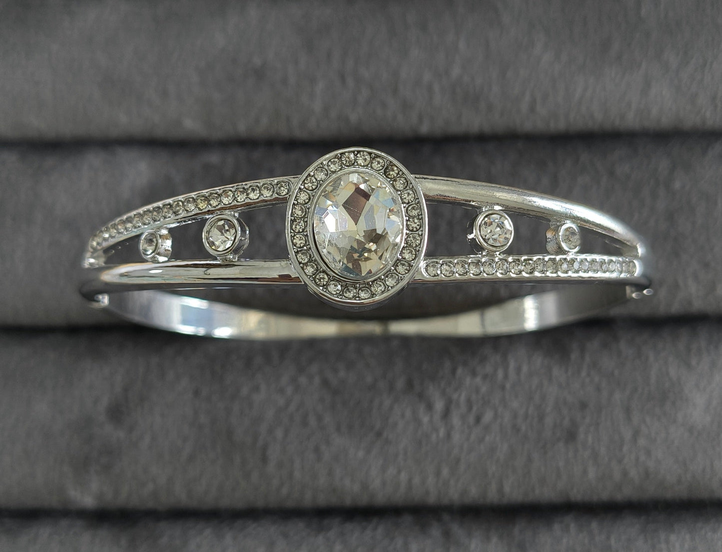 Antitarnish Trendy Stone Studded Bracelet Silver Plated