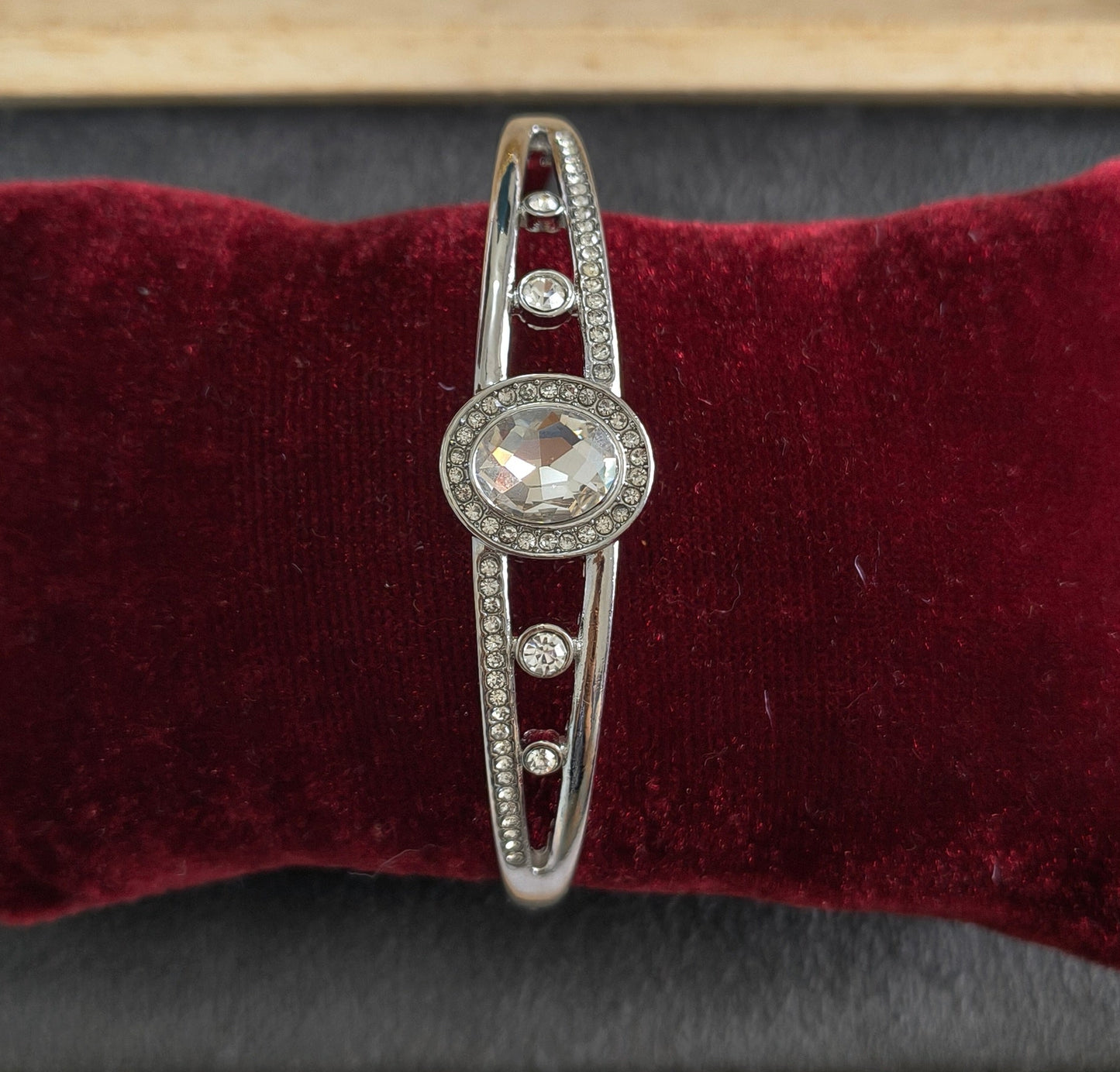 Antitarnish Trendy Stone Studded Bracelet Silver Plated