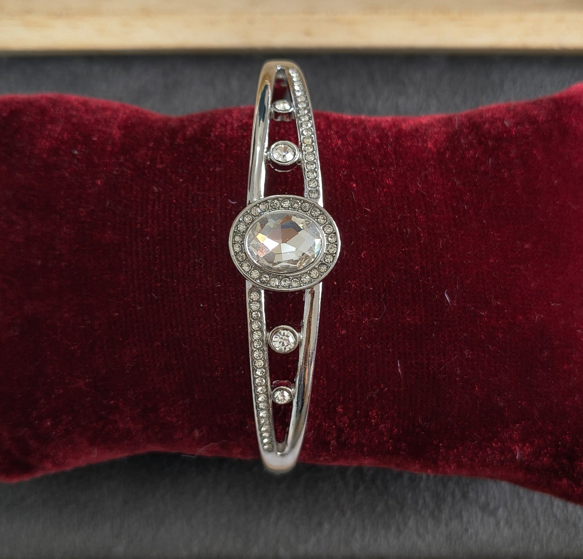 Antitarnish Trendy Stone Studded Bracelet Silver Plated