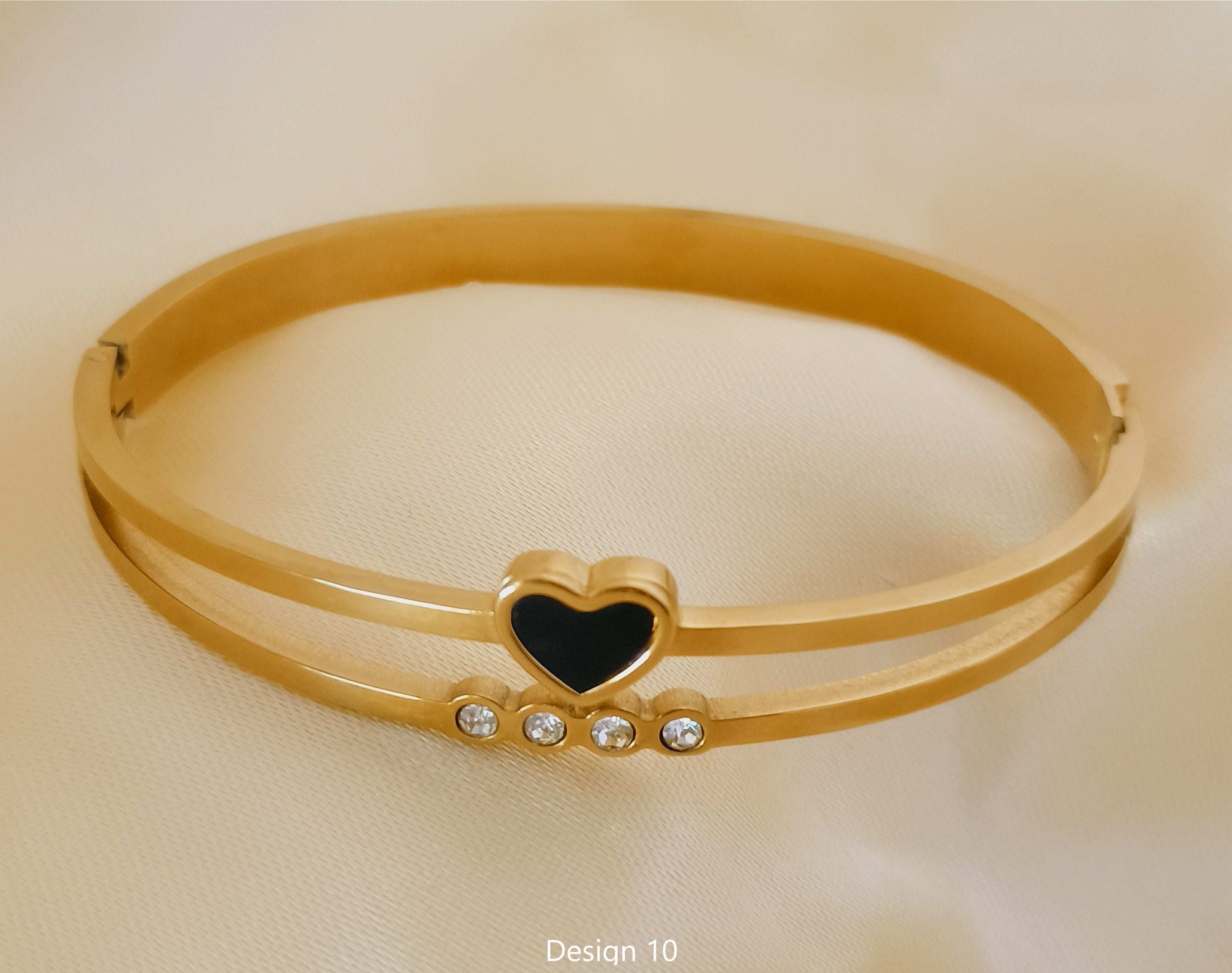 Anti tarnish Premium Black Heart And Stone Studded Classic Bracelet 18k gold PVD plated - Urban Era Jewel