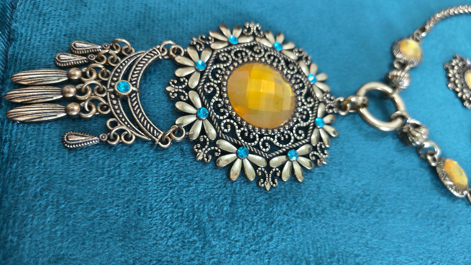 Classic Vintage Gold Toned Bohemian Necklace With Earring