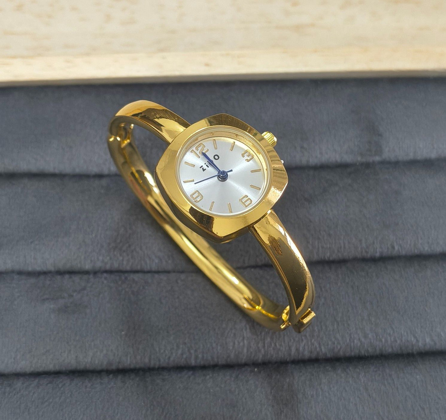 Anti Tarnish Wrist Watch Classic Golden Dial 18K Gold Plated