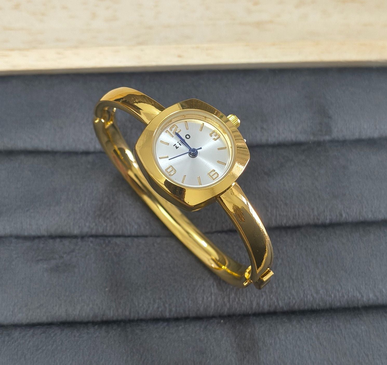 Anti Tarnish Wrist Watch Classic Golden Dial 18K Gold Plated