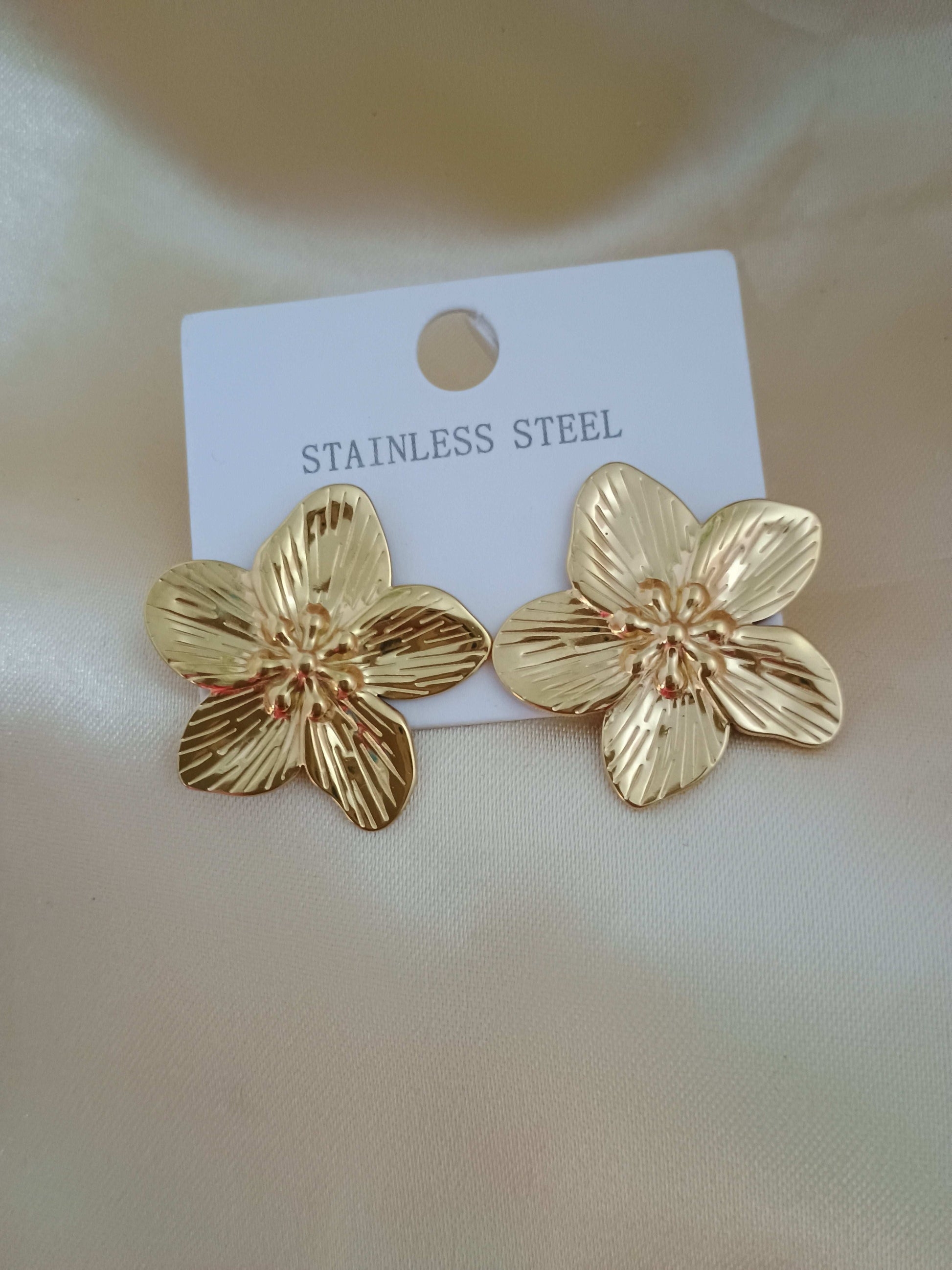 Anti tarnish Premium Golden Classic Flower Studs Earring 18k Gold PVD Plated - Urban Era Jewel