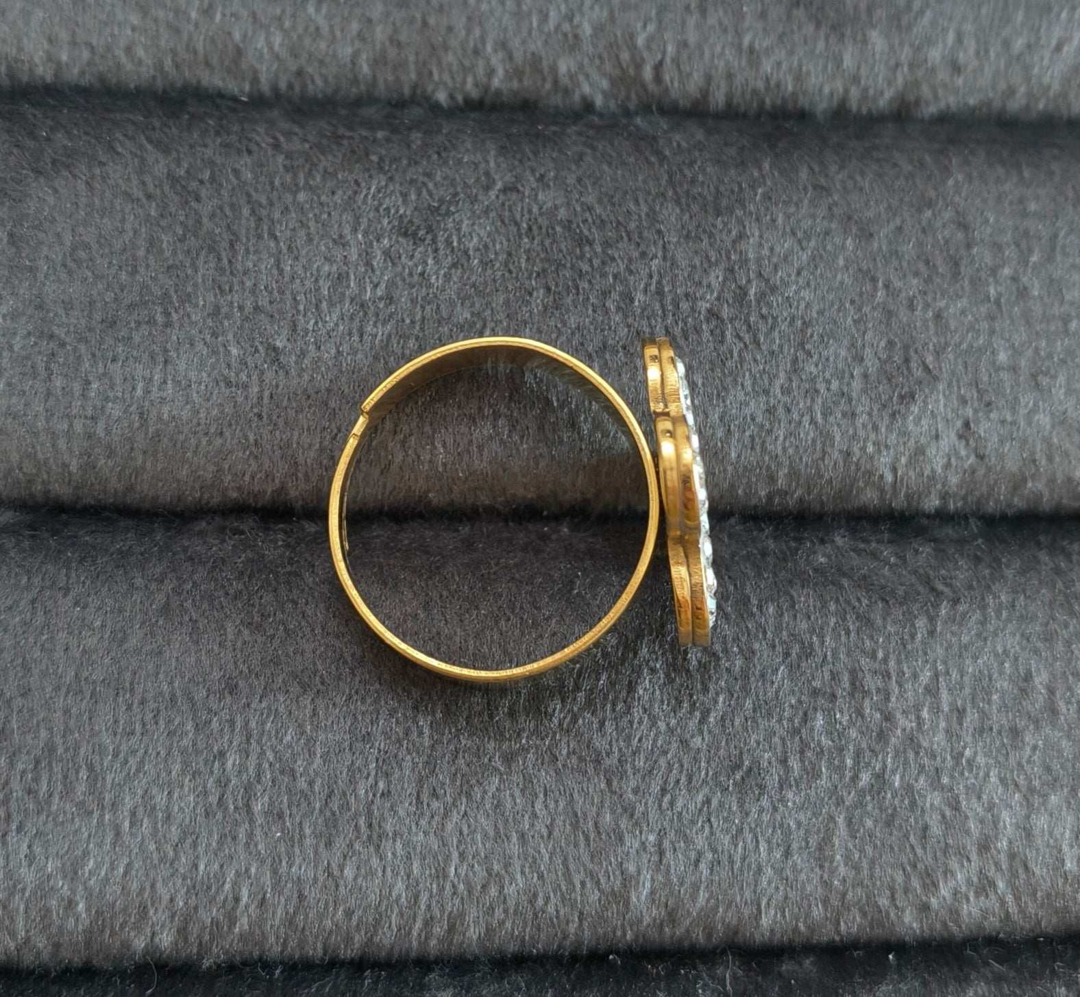 Antitarnish Bold Clover Stone Studded Ring 18K Gold Plated