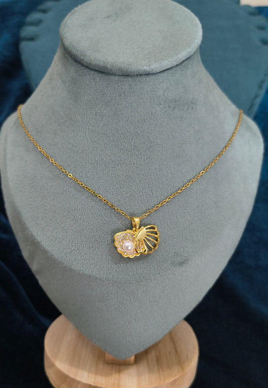Pearl Seashell Shaped Pendant Necklace 18K Gold Plated