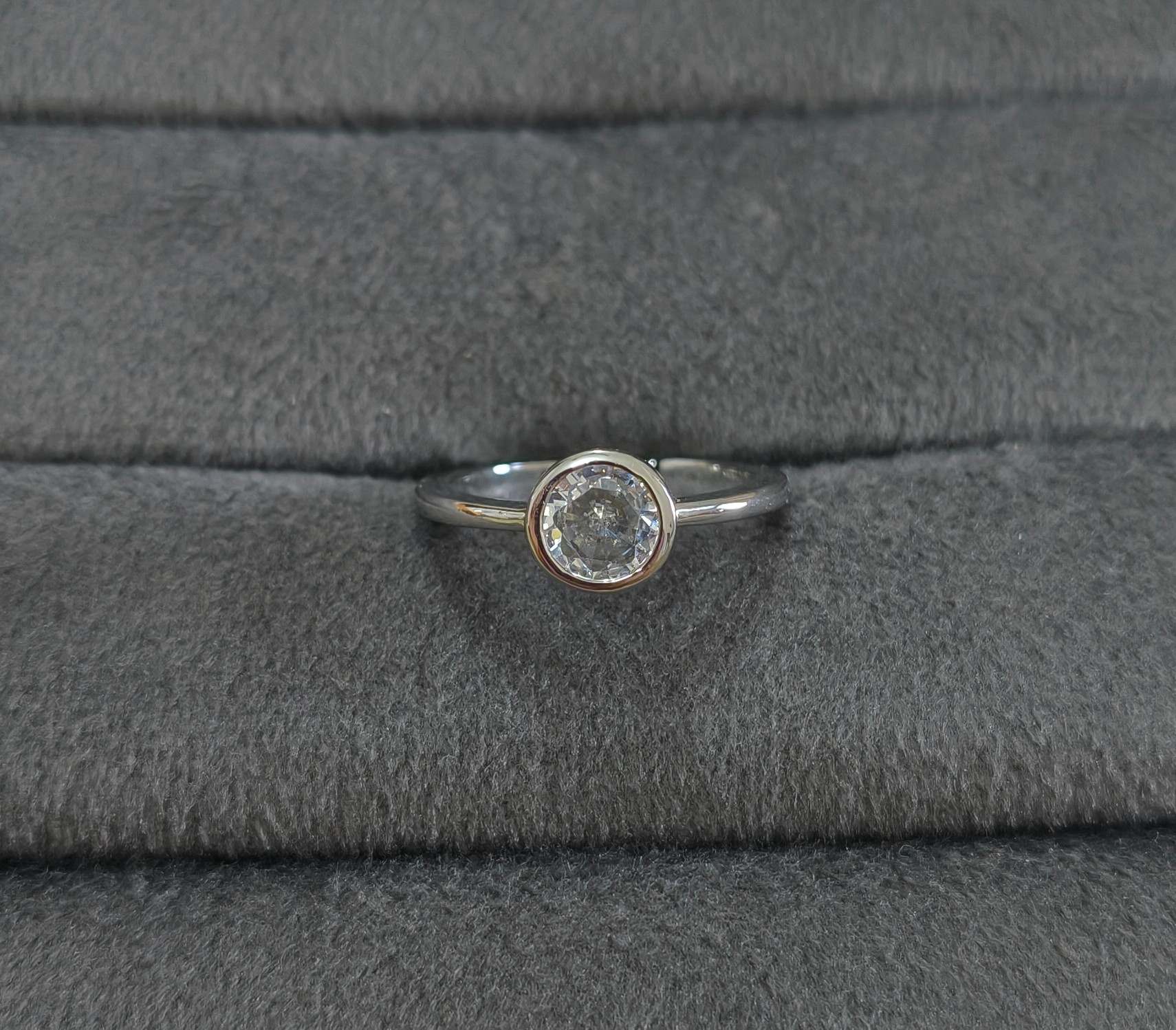 Premium Quality Sparkling Round Stone Ring Silver Plated