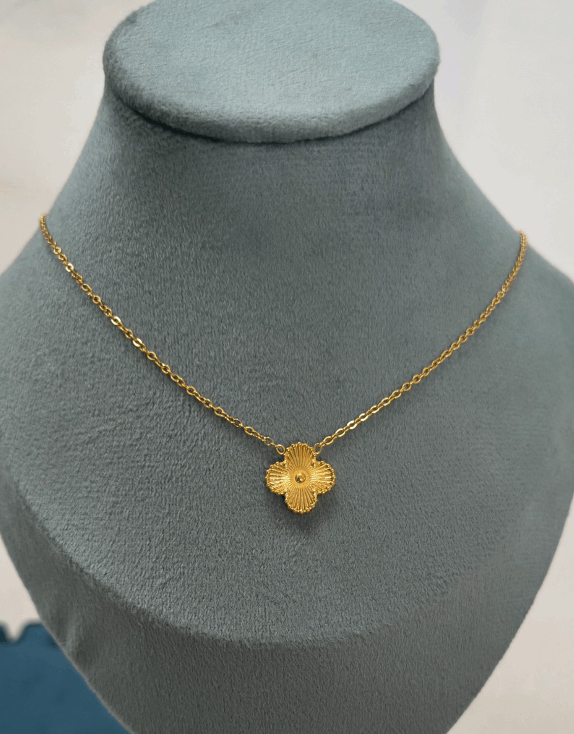 Shining Golden Clover Pendant Chain Necklace 18K Gold Plated
