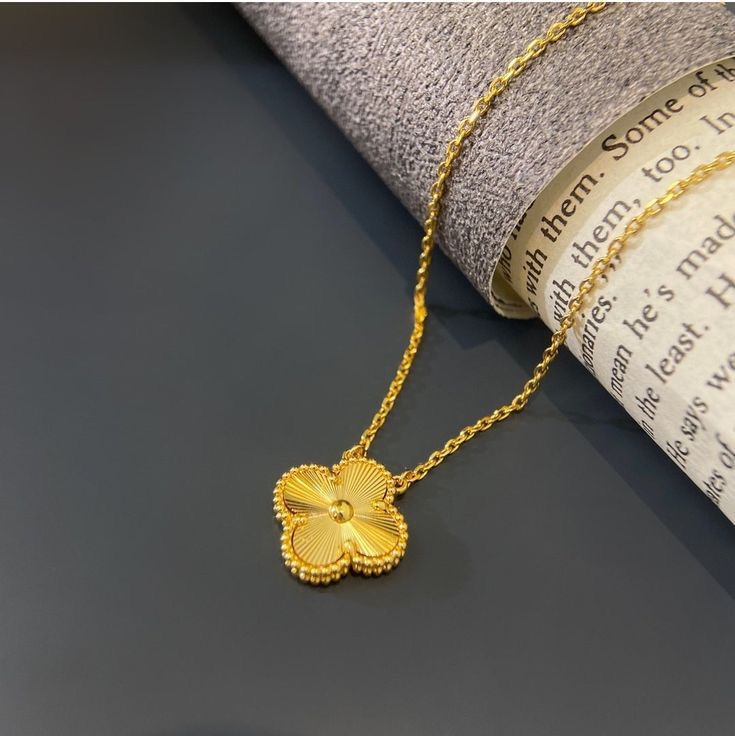 Shining Golden Clover Pendant Chain Necklace 18K Gold Plated