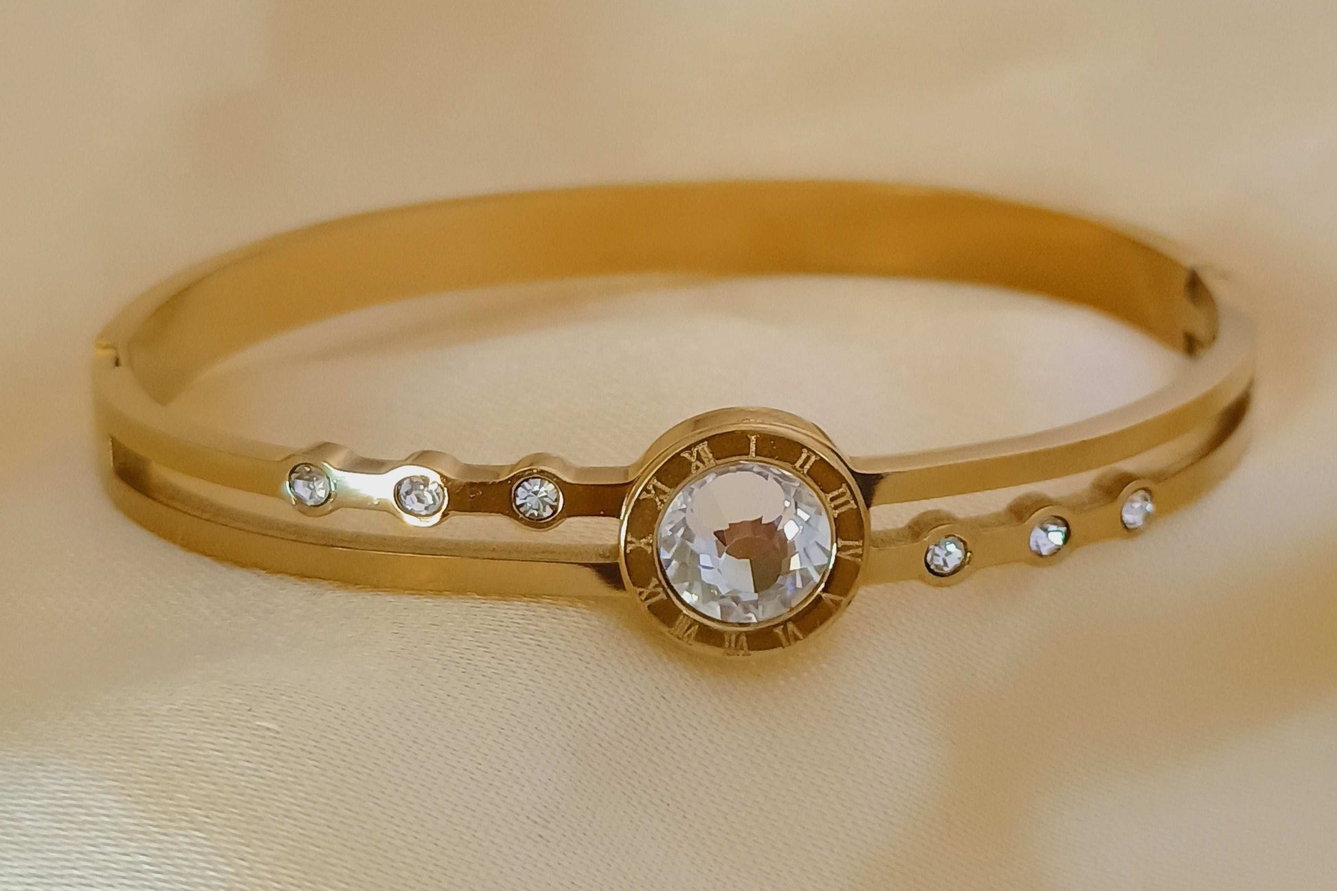 Anti tarnish Premium Stone Studded Bracelete 18k gold PVD plated - Urban Era Jewel