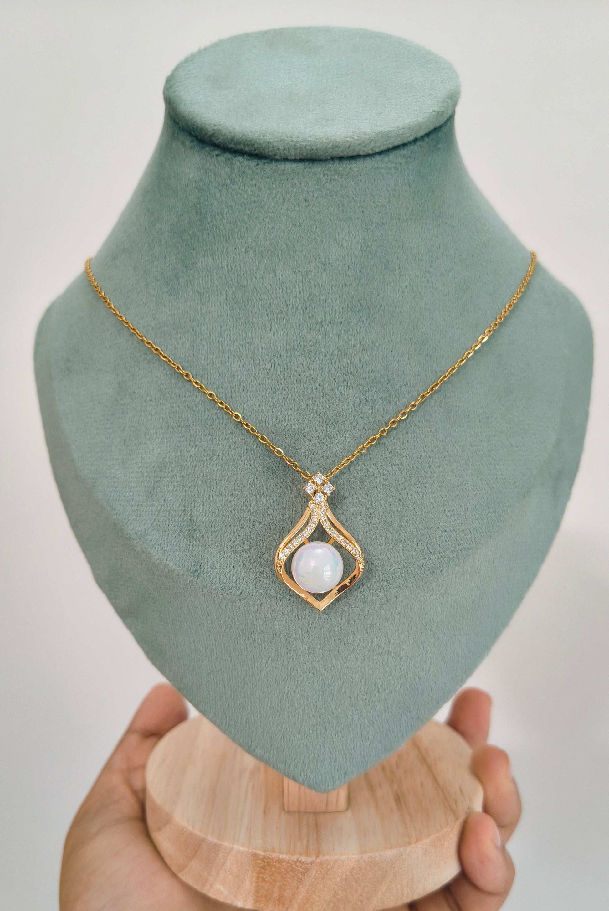 Stone Studded Fresh Water Pearl Necklace 18K Gold Plated