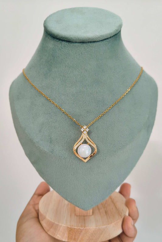 Stone Studded Fresh Water Pearl Necklace 18K Gold Plated