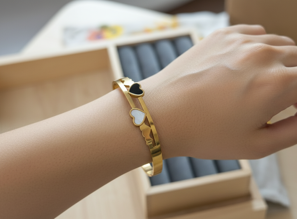 Stylish Acrylic White Black Heart 18K Gold Plated Bracelet